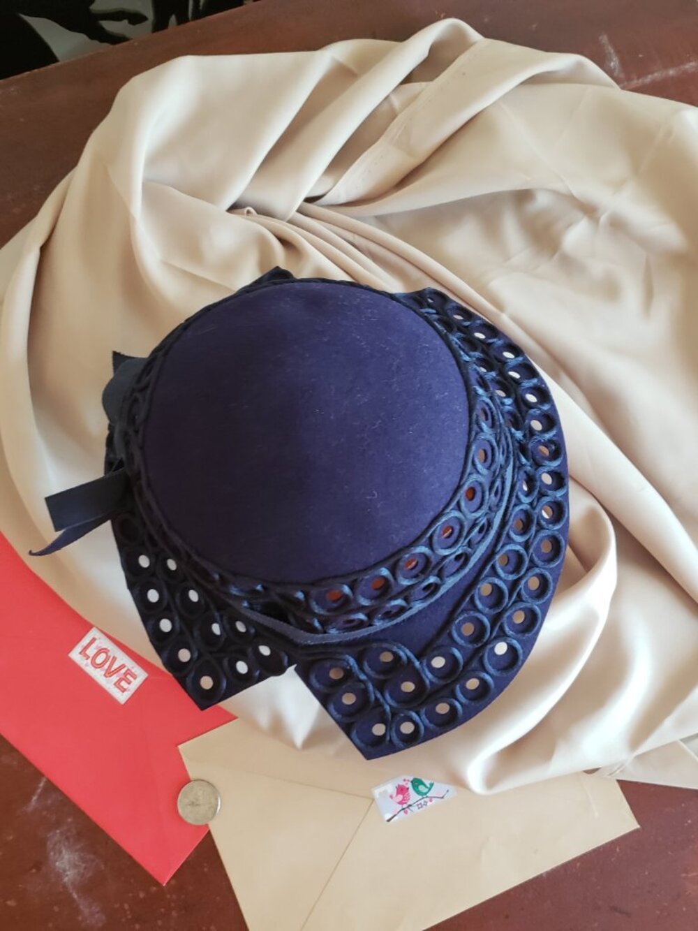 VINTAGE MERRIMAC HAT, BEAUTIFUL NAVY BLUE STLYLISH GO TO TOWN HAT 1950'S - Picture 7 of 8